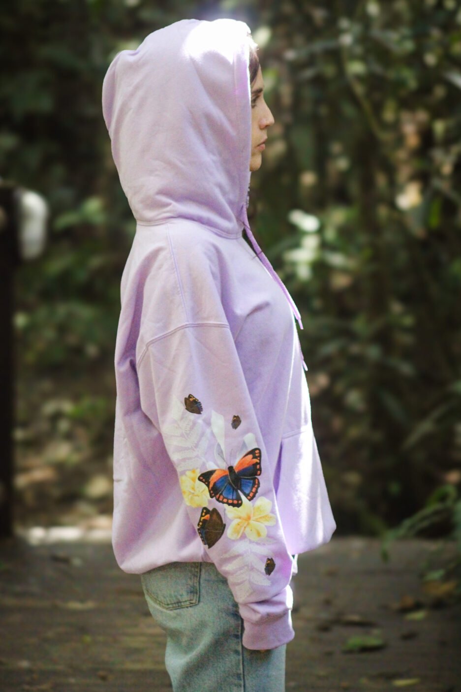 Buzo oversize con estampado en mangas con mariposas colombianas de la marca faura -2