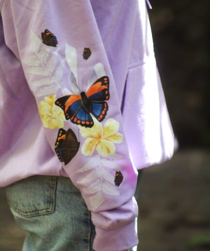 Buzo oversize con estampado en mangas con mariposas colombianas de la marca faura -3