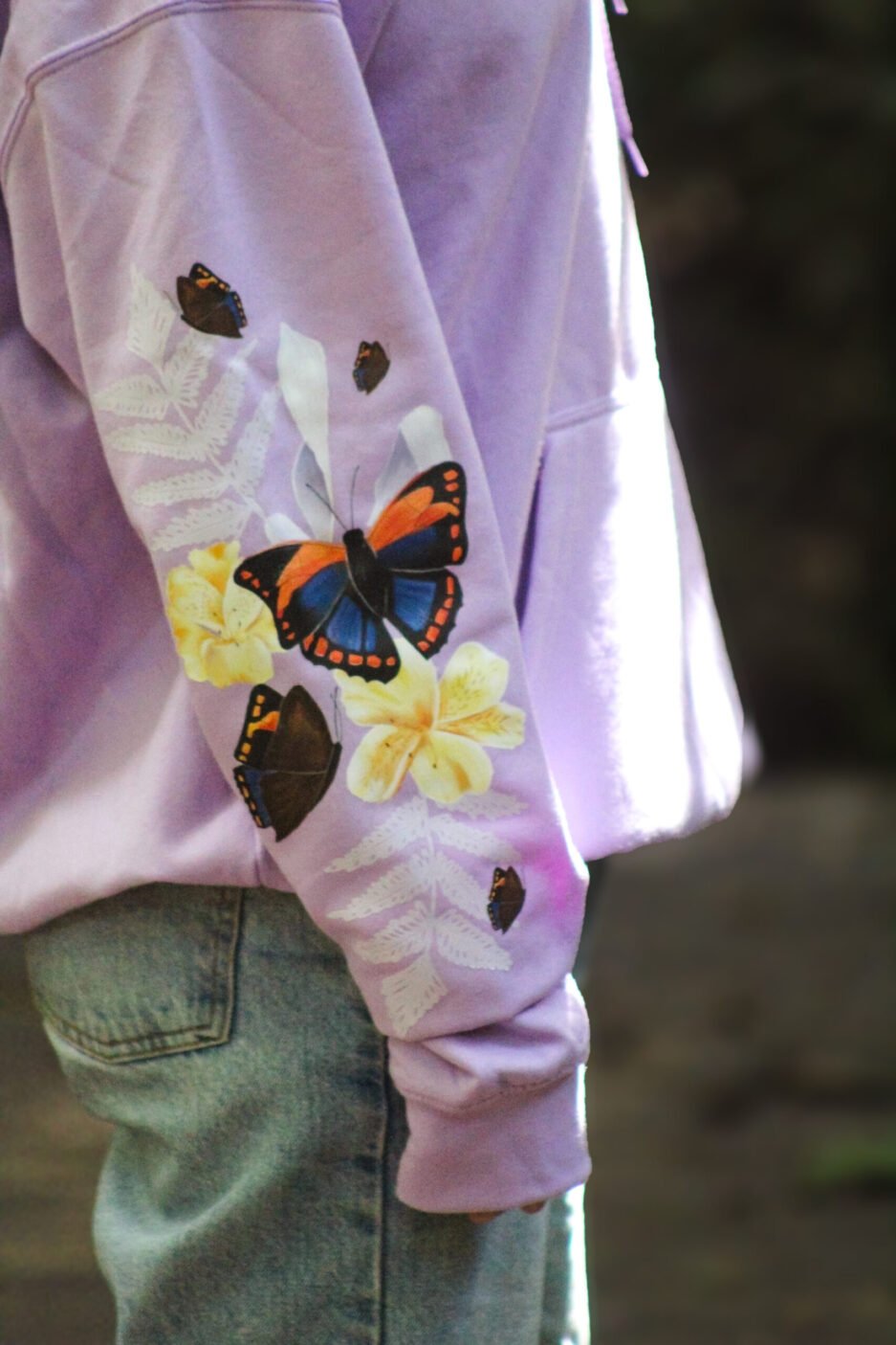 Buzo oversize con estampado en mangas con mariposas colombianas de la marca faura -3