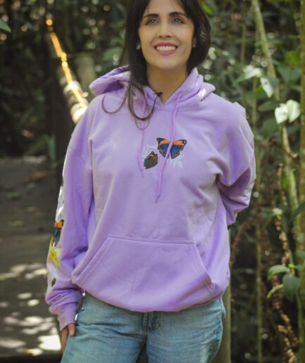 Buzo oversize con estampado en mangas con mariposas colombianas de la marca faura
