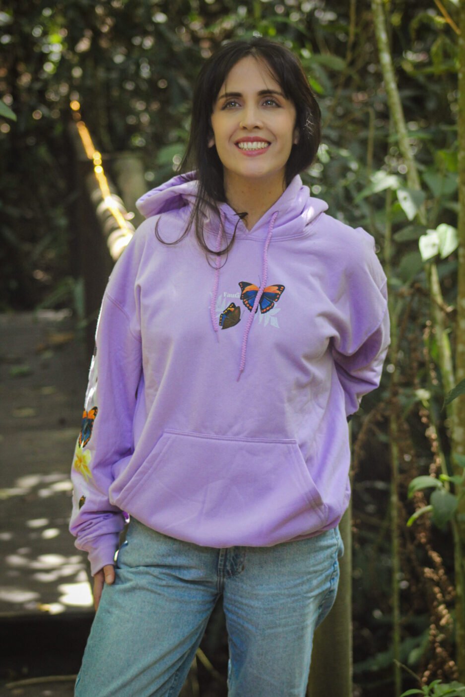 Buzo oversize con estampado en mangas con mariposas colombianas de la marca faura