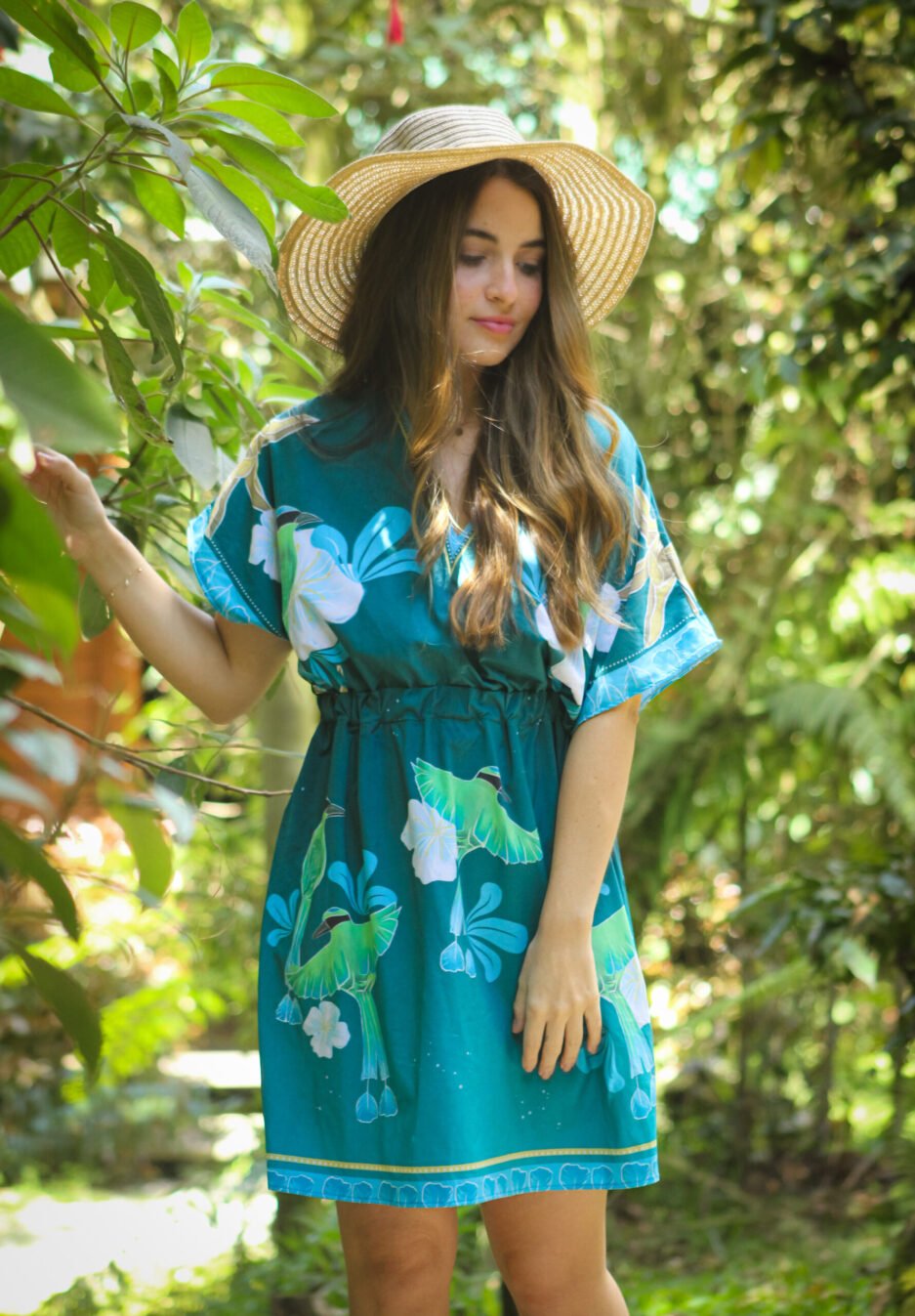 Vestido corto de silueta amplia con estampado inspirado en el barranquero, un ave emblemática de Colombia, diseñado por la marca Faura frontal
