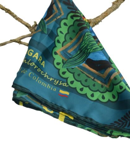 Pañoleta colorida tangara multicolor ave en Colombia doblada