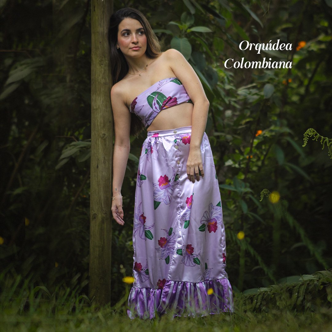 mujer con Falda de orquideas y top de orquideas ilustradas